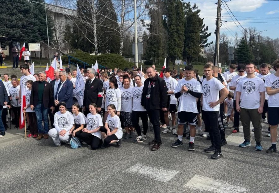 „Samochodówka” uczciła Żołnierzy Wyklętych. Na starcie uczniowie i lokalni parlamentarzyści - foto