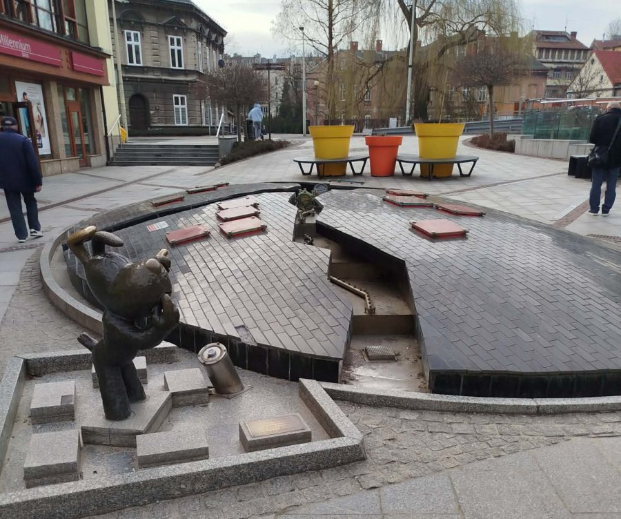Fatalny stan fontanny w centrum miasta. Radny wskazuje, że jej wygląd jest nieestetyczny - foto