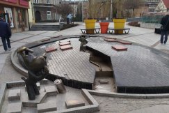 Fatalny stan fontanny w centrum miasta. Radny wskazuje, że jej wygląd jest nieestetyczny - foto