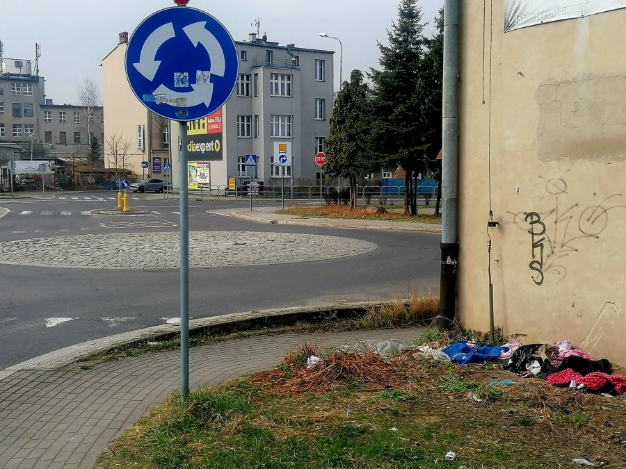 Czytelnik zawstydzony bałaganem obok ronda. Sterta szmat i śmieci straszy mieszkańców - foto
