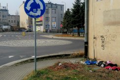 Czytelnik zawstydzony bałaganem obok ronda. Sterta szmat i śmieci straszy mieszkańców - foto