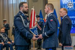 Policjanci z Bielska-Białej odznaczeni. Ratowali ludzi z płonącej kamienicy w centrum miasta - foto