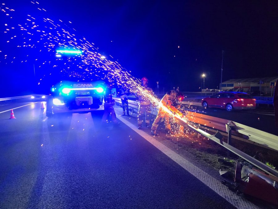 Nocny paraliż na S52. Ciężarówka zawisła na barierach rozdzielających jezdnie - foto