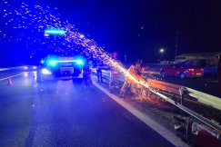 Nocny paraliż na S52. Ciężarówka zawisła na barierach rozdzielających jezdnie - foto