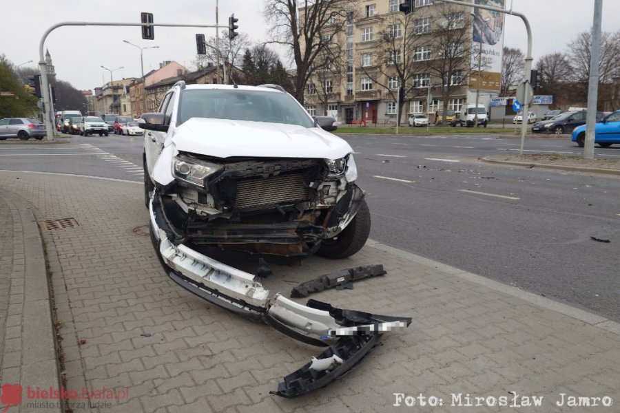 Solidny „dzwon” na skrzyżowaniu w centrum. Obaj kierowcy twierdzili, że mieli zielone światło - foto