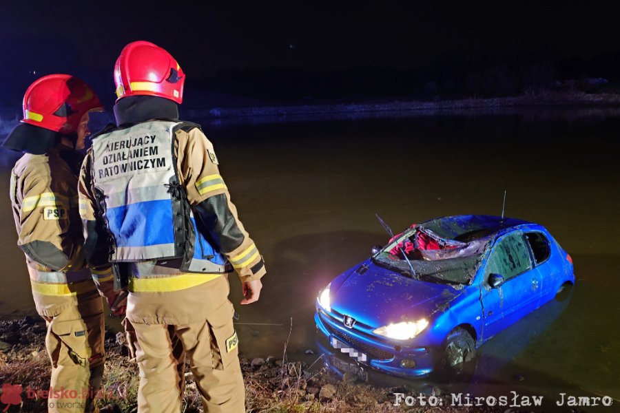 Auto kierowane przez 18-latka wpadło do stawu i dachowało! Ranna kobieta w szpitalu - foto