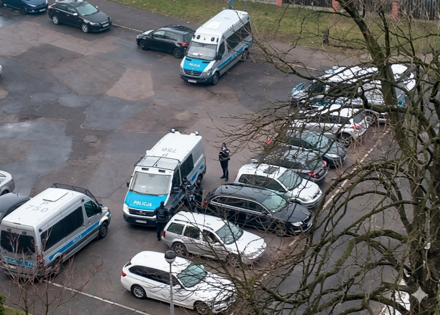 Poranna akcja znacznych sił policji na bielskim osiedlu. Obława za sprawcami brutalnego pobicia - foto