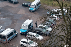Poranna akcja znacznych sił policji na bielskim osiedlu. Obława za sprawcami brutalnego pobicia - foto