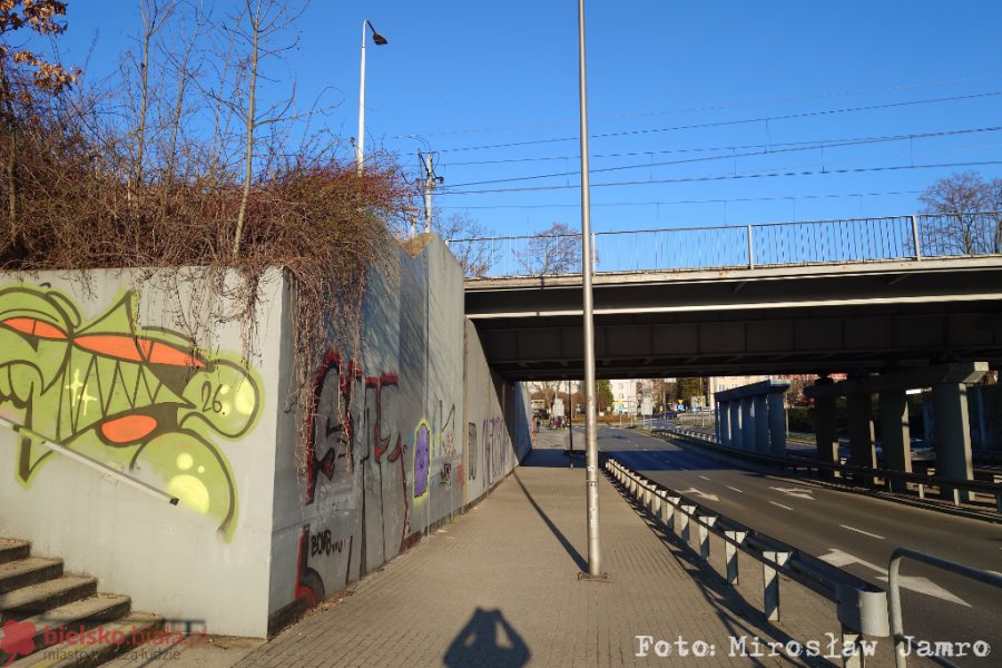 Niebezpieczna „zabawa” na wiadukcie kolejowym w centrum miasta. Zareagowali przechodnie - foto