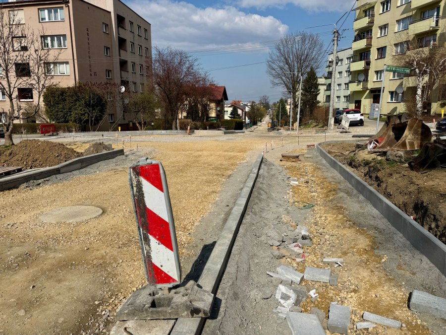 Zmiany na rozbudowywanej ulicy. Od poniedziałku jeden kierunek i nowe objazdy - foto