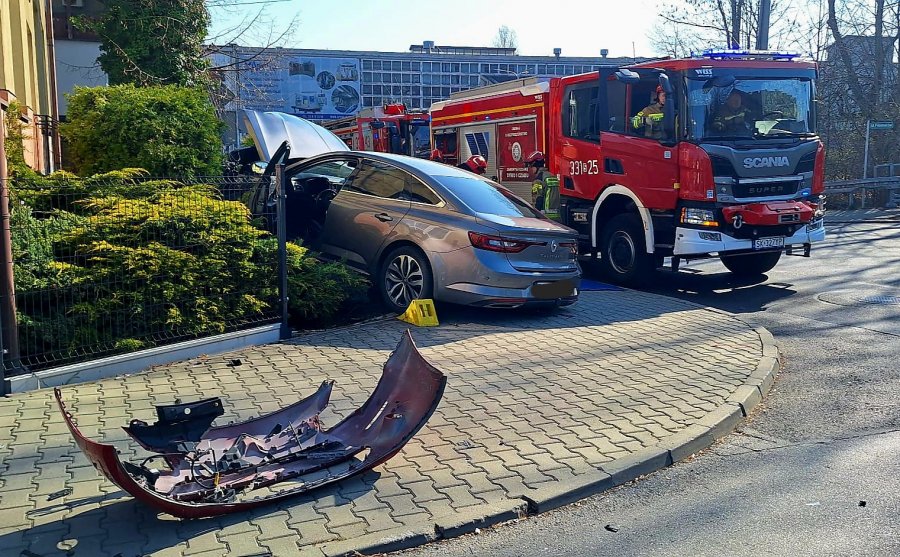 Doznał ataku za kierownicą? Kierowca staranował inne auto, a potem wbił się w ogrodzenie - foto