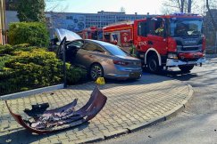 Doznał ataku za kierownicą? Kierowca staranował inne auto, a potem wbił się w ogrodzenie - foto