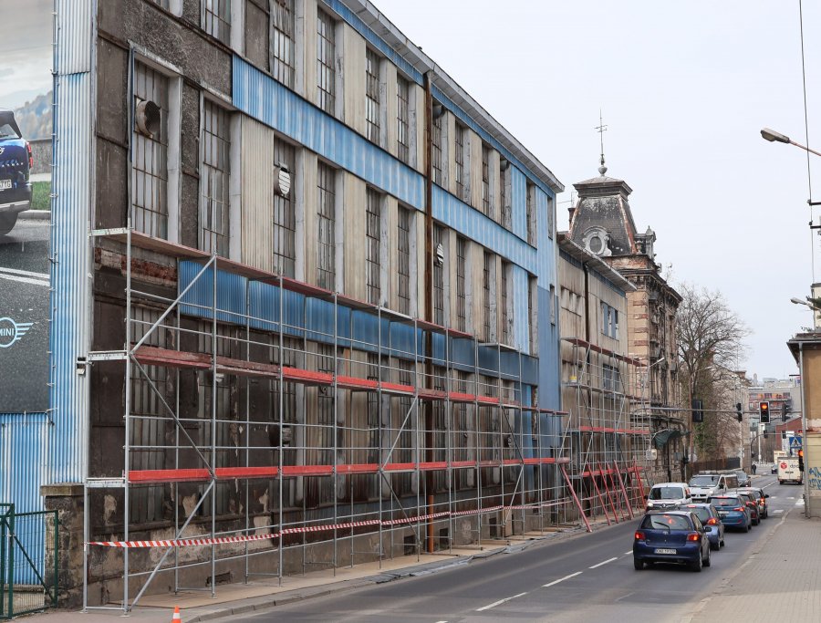 Sypiąca się elewacja zablokowała chodnik w centrum. Stan budynku zagraża otoczeniu - foto