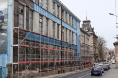 Sypiąca się elewacja zablokowała chodnik w centrum. Stan budynku zagraża otoczeniu - foto