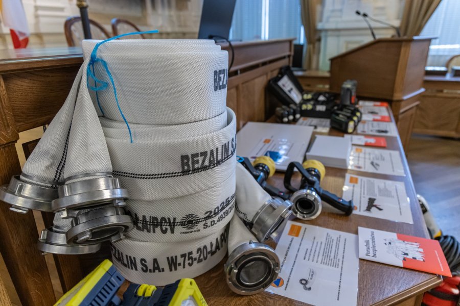 Miliony na bezpieczeństwo. Wojewoda chwali, a nowoczesny sprzęt trafił do bielskich strażaków - foto