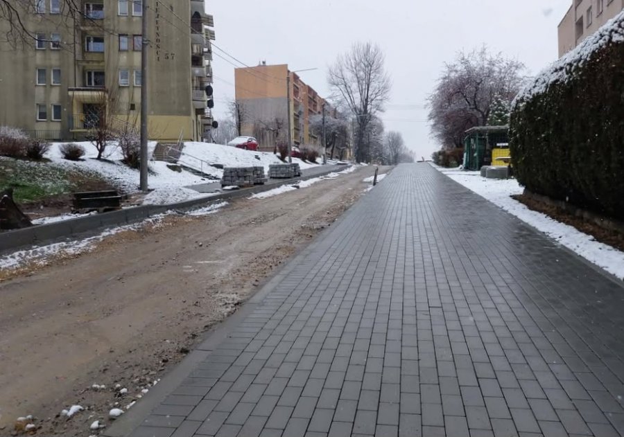 Betonowa zagadka na osiedlu. Wyjaśniamy, dlaczego ten chodnik jest taki gigantyczny - foto
