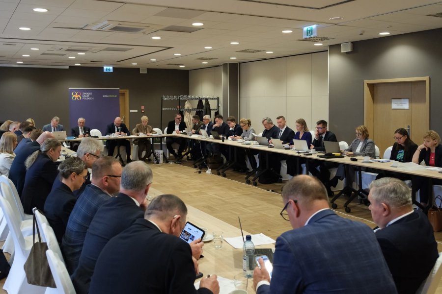 Puste krzesło prezydenta i lawina spekulacji. Nieobecność podczas sesji wyjaśniona - foto