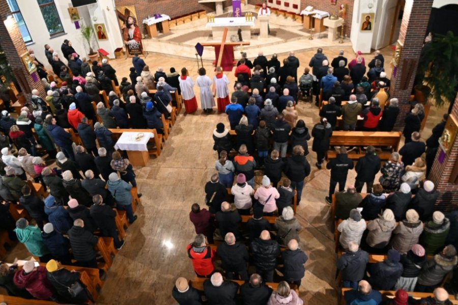 Deszcz zatrzymał wiernych w kościele. W homilii padły ważne słowa biskupa o cierpieniu - foto
