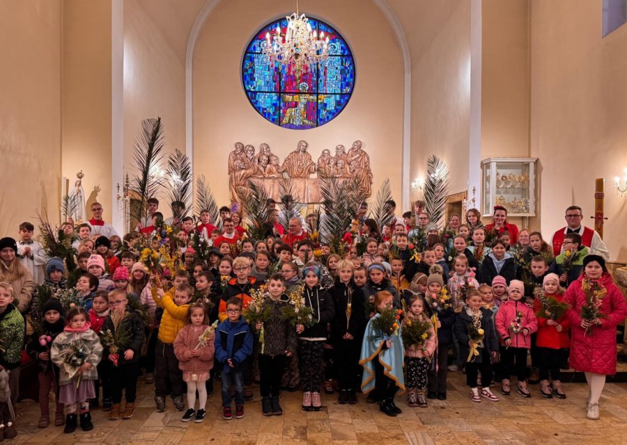 Wapienica skąpana w kolorach palm. Wierni zachwyceni oprawą i dbałością o kościół - foto