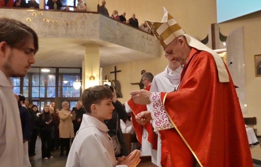 Ponad 150 młodych ludzi z nowymi funkcjami przy ołtarzu. Biskup nałożył im krzyże - foto