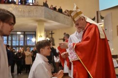 Ponad 150 młodych ludzi z nowymi funkcjami przy ołtarzu. Biskup nałożył im krzyże - foto