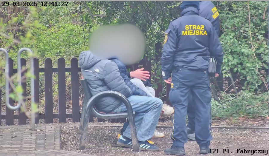 Palili marihuanę na oczach kamer. Dwaj chłopcy z narkotykami zatrzymani w centrum miasta - foto