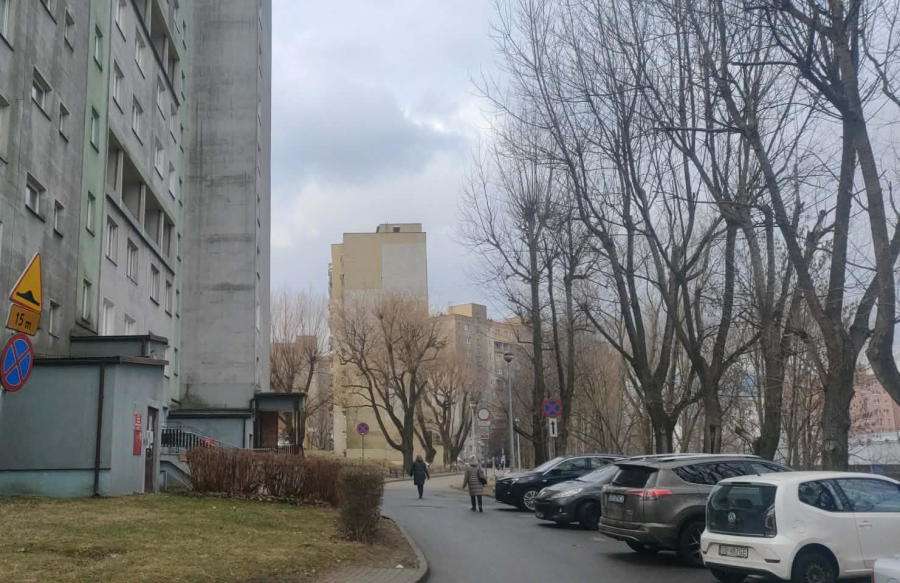 Uszkodzili samochód zaparkowany na osiedlu. Policja mówi o całej serii aktów wandalizmu