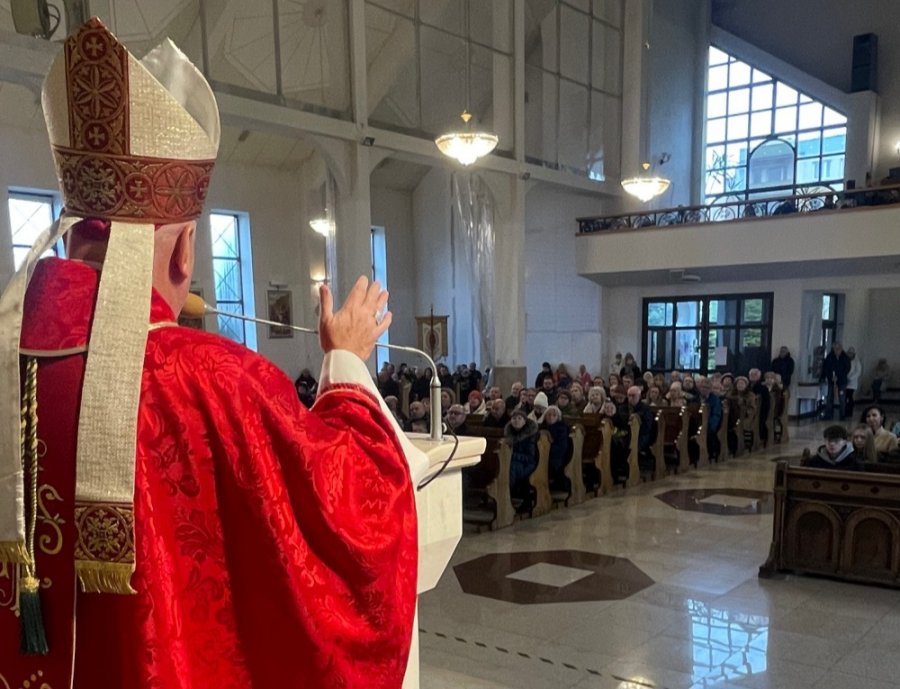 Biskup wizytował parafię na tzw. kopcu Lipnickim. To jedna z najmłodszych wspólnot w mieście - foto