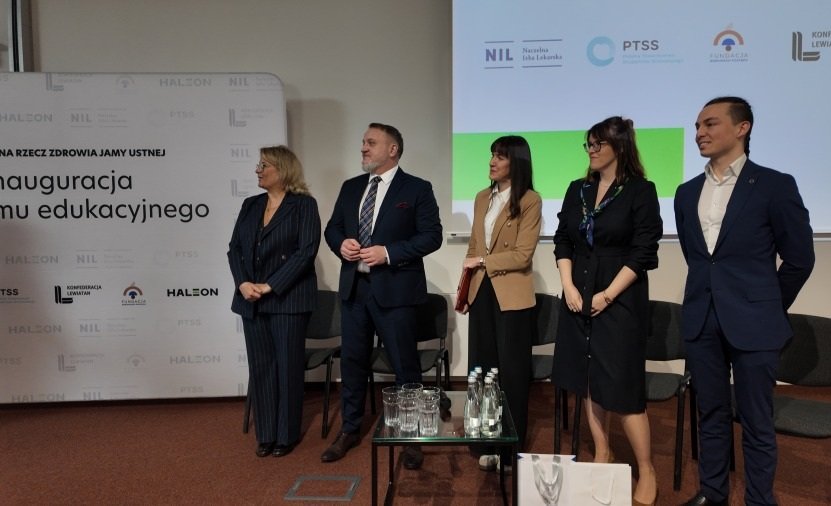 Alarmujące dane o próchnicy wśród nastolatków. Nowatorski projekt wystartował w Bielsku-Białej - foto