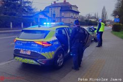 Cztery patrole w akcji w centrum miasta. W aucie kierowca z zakazem i poszukiwany pasażer - foto