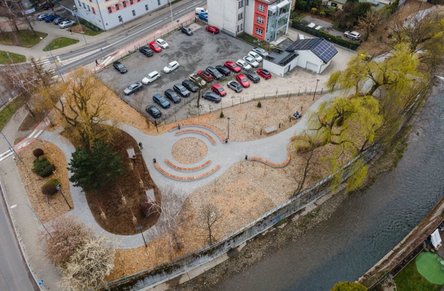 Zamiast dzikiego parkingu - hamaki i zieleń. Nowy skwer nad rzeką Białą gotowy - foto