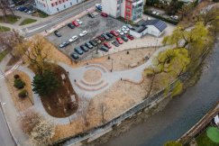 Zamiast dzikiego parkingu - hamaki i zieleń. Nowy skwer nad rzeką Białą gotowy - foto