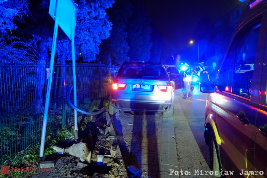 Krótka szarża kierowcy BMW! Uszkodził cztery auta, znak i płot, wydmuchał 2,5 promila - foto
