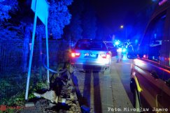 Krótka szarża kierowcy BMW! Uszkodził cztery auta, znak i płot, wydmuchał 2,5 promila - foto