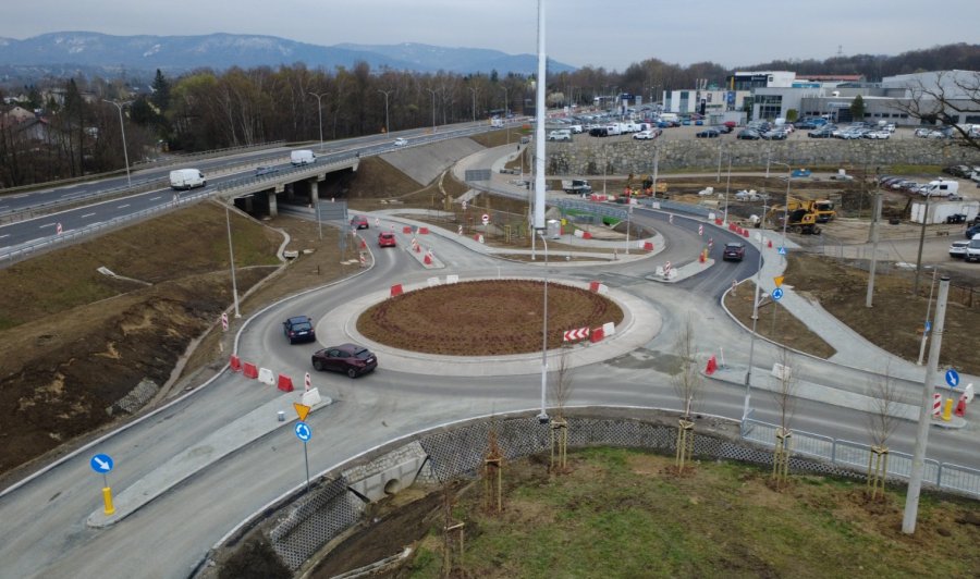 Czterowlotowe rondo, łącznica i 130 drzew. Drogowcy na okres świąt zlikwidowali wahadło - foto