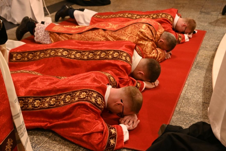 Przejmujący gest biskupa na początku liturgii. Leżenie krzyżem rozpoczęło modlitwę w katedrze - foto
