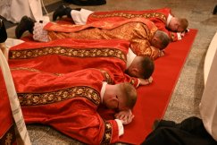 Przejmujący gest biskupa na początku liturgii. Leżenie krzyżem rozpoczęło modlitwę w katedrze - foto