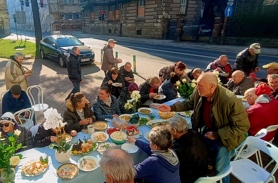 Wzruszające sceny pod łaźnią. Stoły uginały się od jedzenia, to pierwsze takie śniadanie - foto