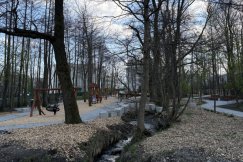 Hamaki, plac zabaw i zagadkowe betonowe bloki. To nowy teren rekreacyjny nad potokiem - foto