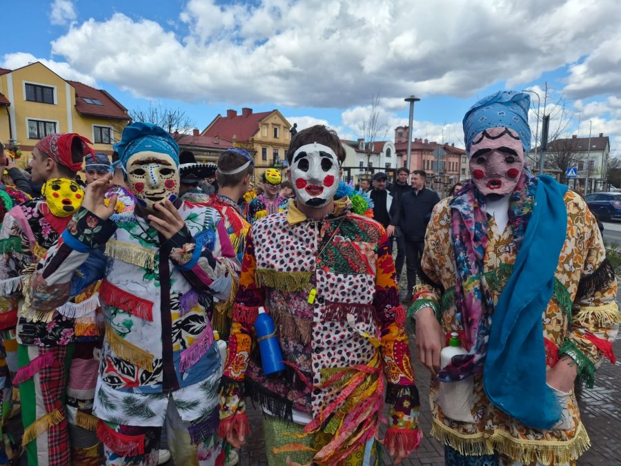 Tradycja, woda i wielkie emocje! Śmiergustnicy nie oszczędzili panien w Wilamowicach - foto