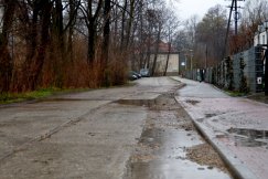 Betonowe płyty, wyrwy i wielkie kałuże. Miasto czeka na ruch deweloperów - foto
