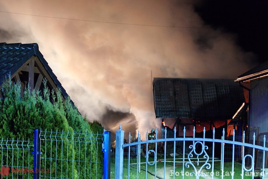 Dramatyczna akcja w Rudzicy. Wybuchy, ogień i chłodzenie butli grożącej wybuchem - foto
