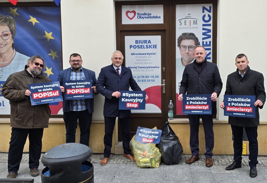 Przynieśli wory butelek pod biura poselskie. „Nie pozwólmy zrobić z siebie śmieciarzy” - foto