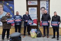 Przynieśli wory butelek pod biura poselskie. „Nie pozwólmy zrobić z siebie śmieciarzy” - foto