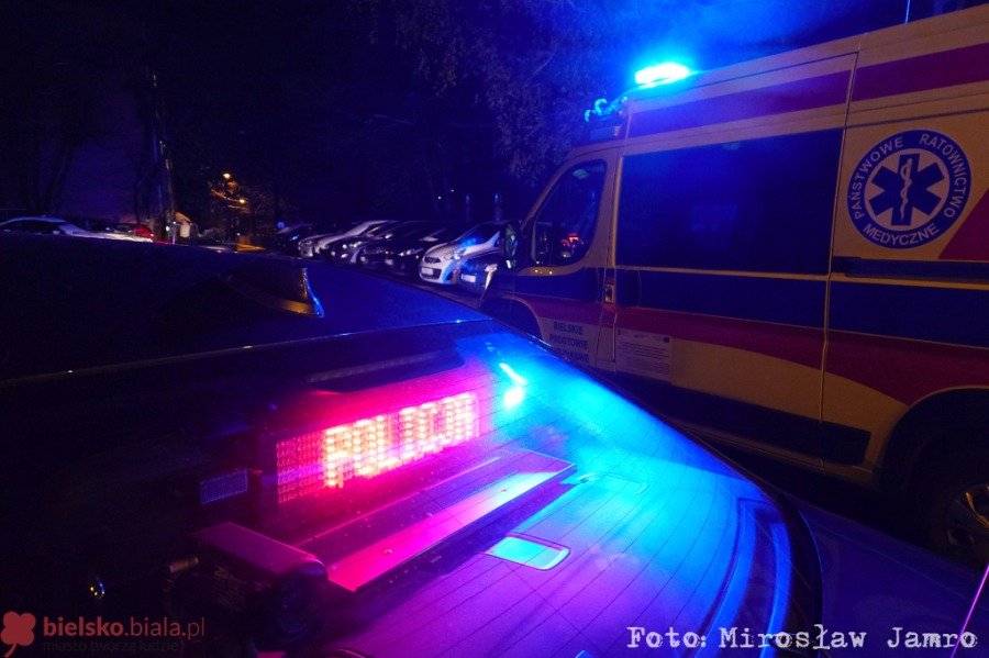 Ambulans zablokował drogę Toyocie. Ratownicy udaremnili jazdę kompletnie pijanej kobiecie