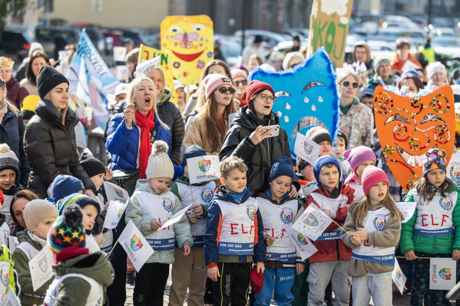 Wyjątkowy marsz przeszedł przez Bielsko-Białą. Uczestnicy z maskami i pięknym przesłaniem - foto
