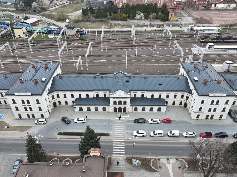 Koniec wielkiego remontu u sąsiadów. Czechowicki dworzec zachwyca, Bielsko-Biała nadal czeka ZDJĘCIA