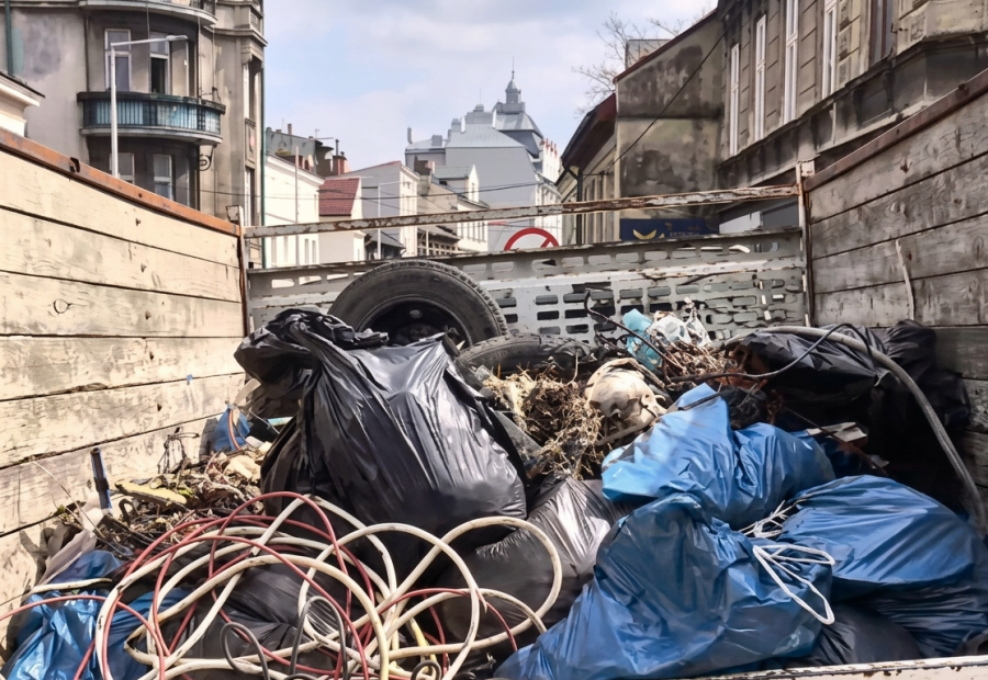 Opony, krzesła i dwie tony złomu. Bielszczanie pokazali, co kryje dno rzeki Białej - foto i film