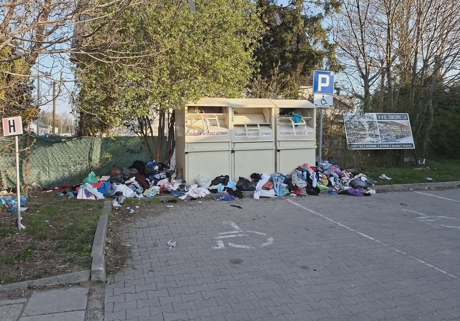 Wstydliwy widok pod popularnym dyskontem. Kto sprzątnie tekstylne wysypisko? - foto