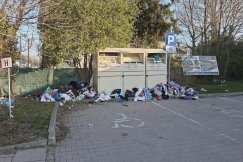 Wstydliwy widok pod popularnym dyskontem. Kto sprzątnie tekstylne wysypisko? - foto